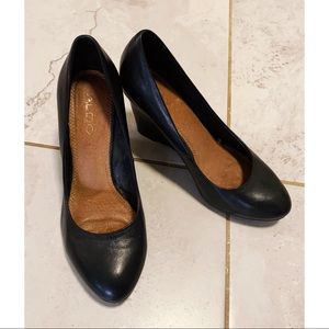 Classic Aldo Wedge in Black EUC
